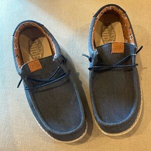 Hey Dudes. Boys size YT5